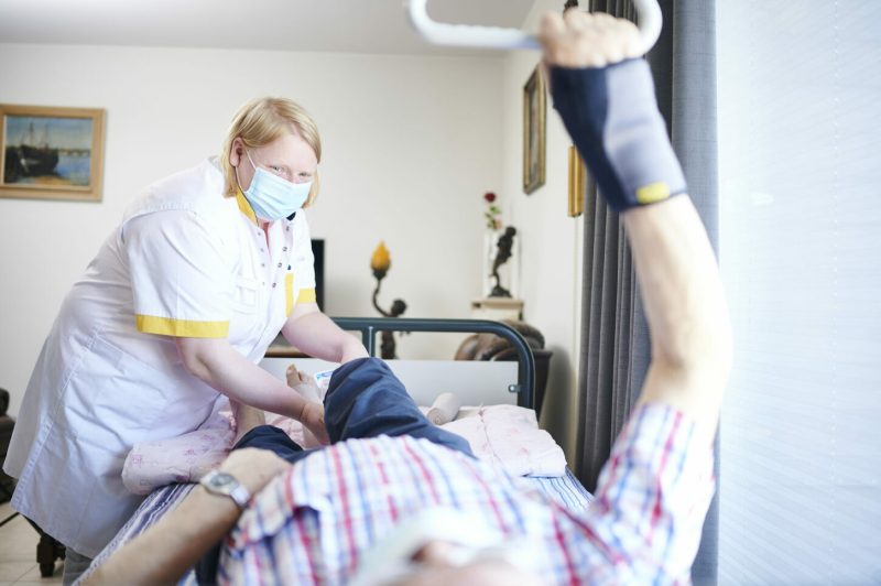 Wit-Gele Kruis verpleegkundige Ine tijdens de zorg